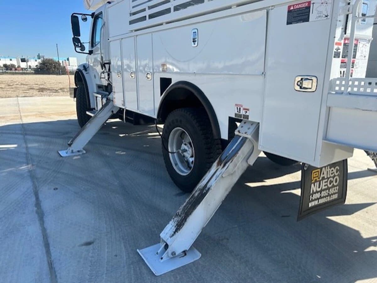 2020 Freightliner M2 106 — photo 33