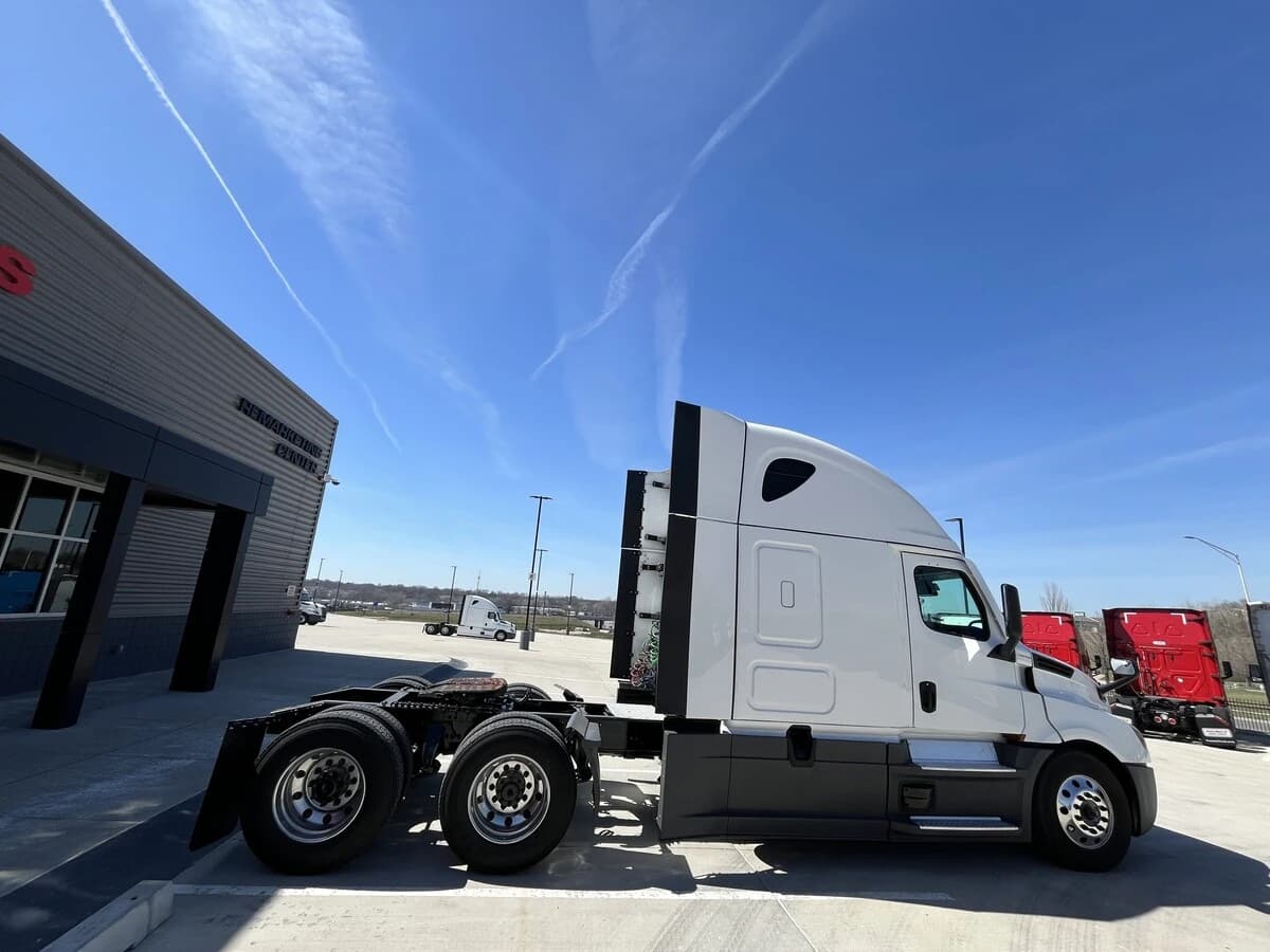 2023 Freightliner Cascadia — photo 18
