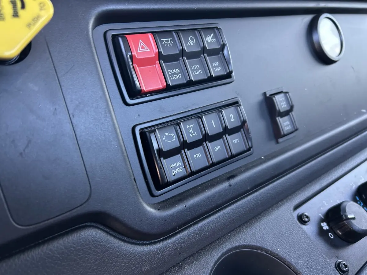 2025 Freightliner M2 106 — photo 11