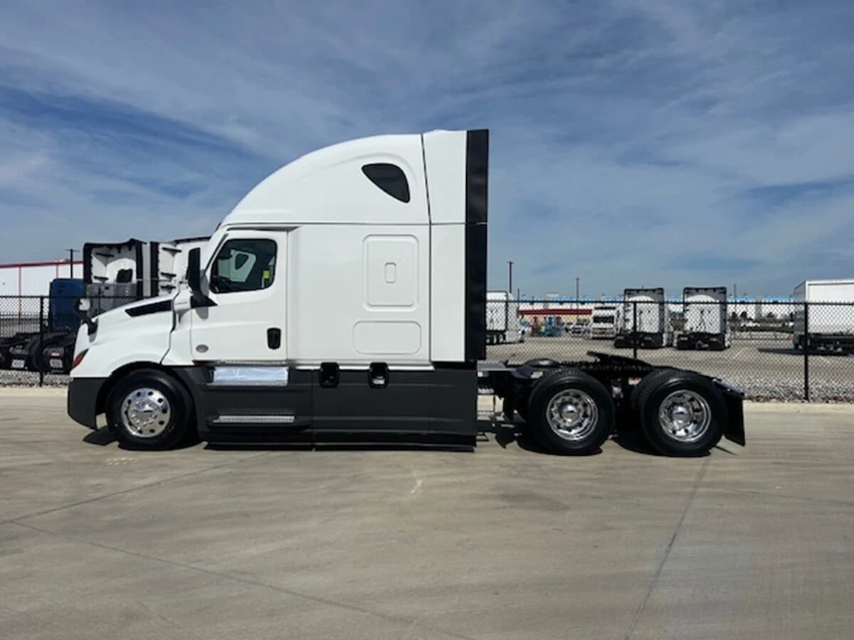 2024 Freightliner Cascadia — photo 2