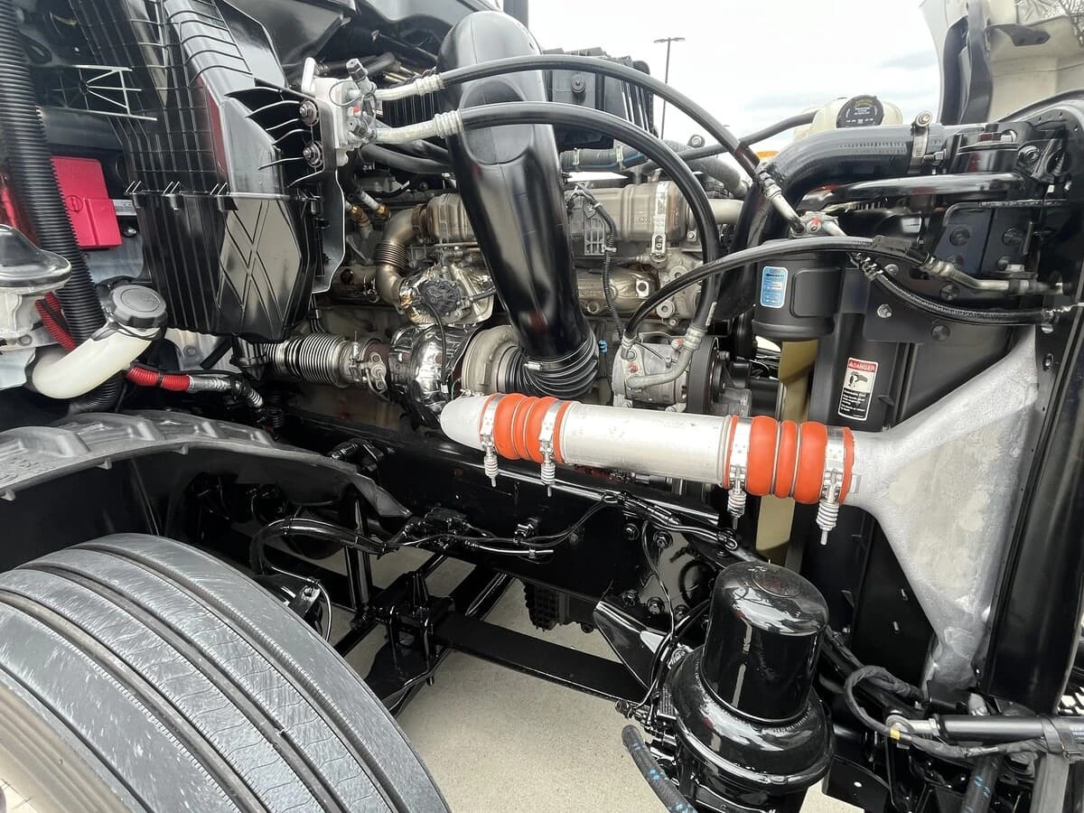 2021 Freightliner Cascadia — photo 9