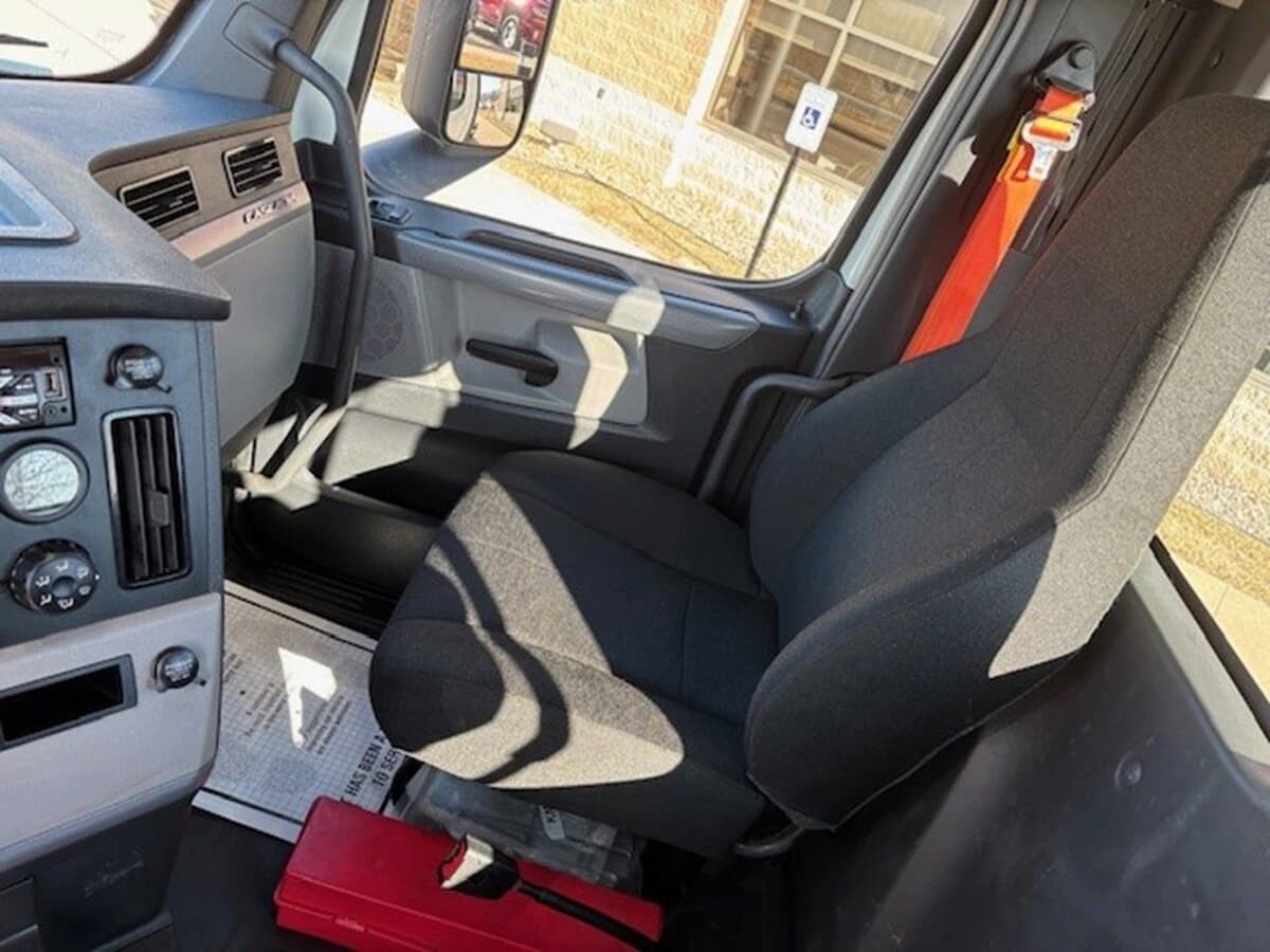 2019 Freightliner Cascadia — photo 18