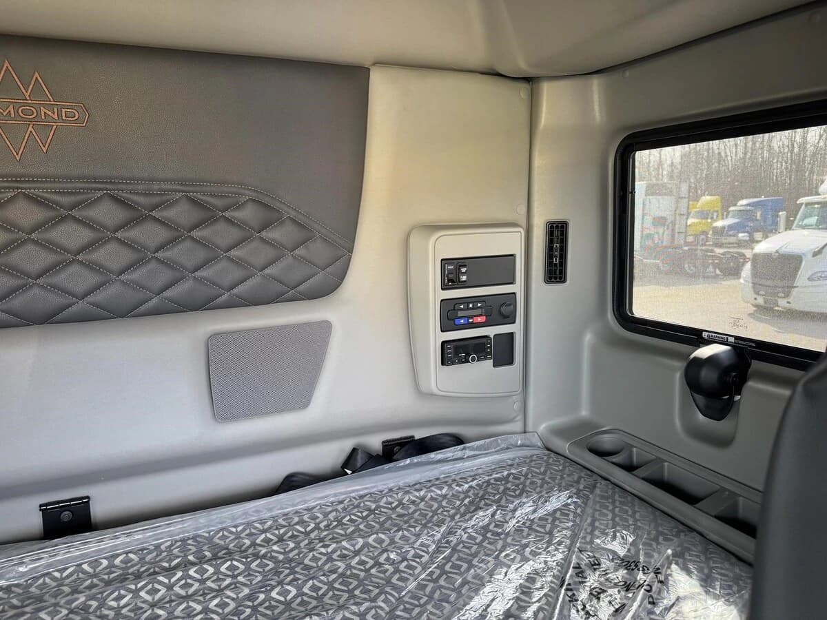 2025 International LT — photo 7