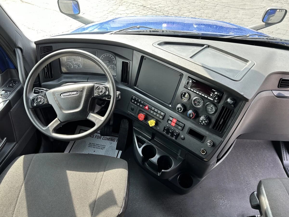 2023 Freightliner Cascadia — photo 6