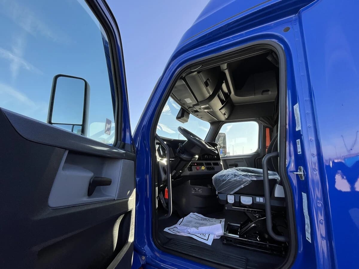 2022 Freightliner Cascadia — photo 23