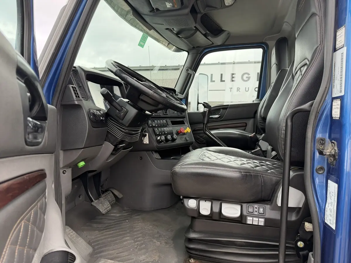 2022 International HX — photo 8