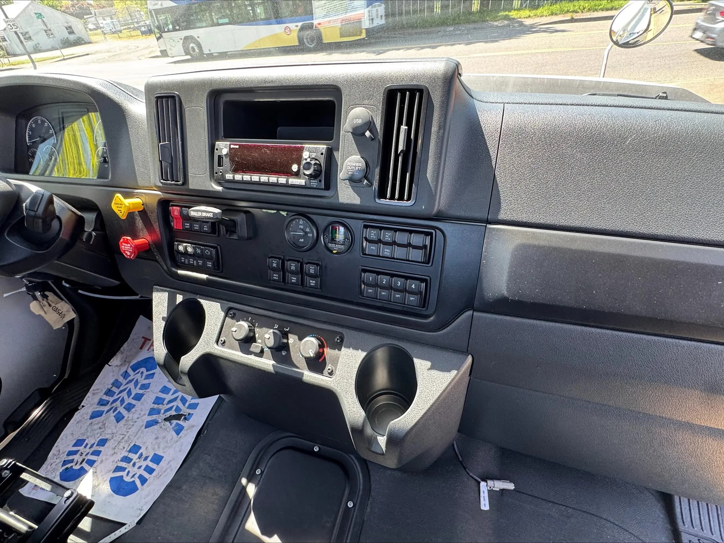 2025 Freightliner 114SD — photo 9