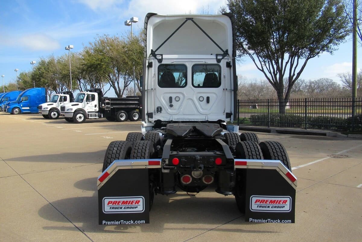 2023 Freightliner Cascadia — photo 8