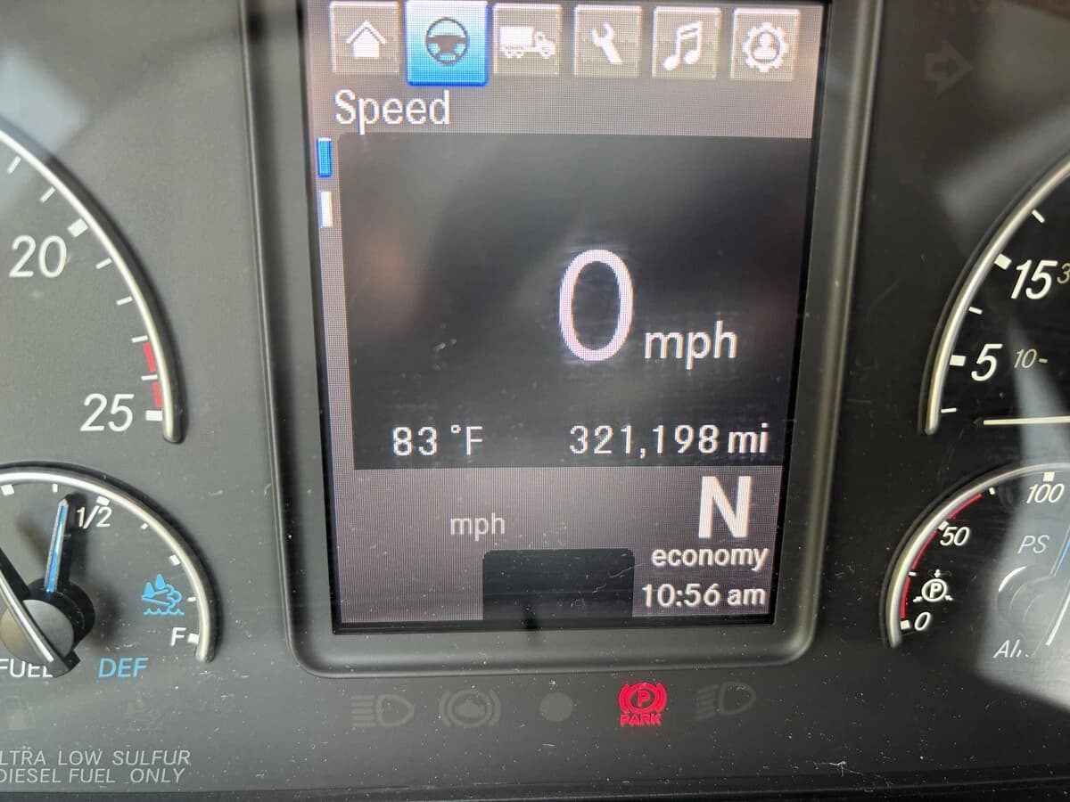 2025 Freightliner Cascadia — photo 2