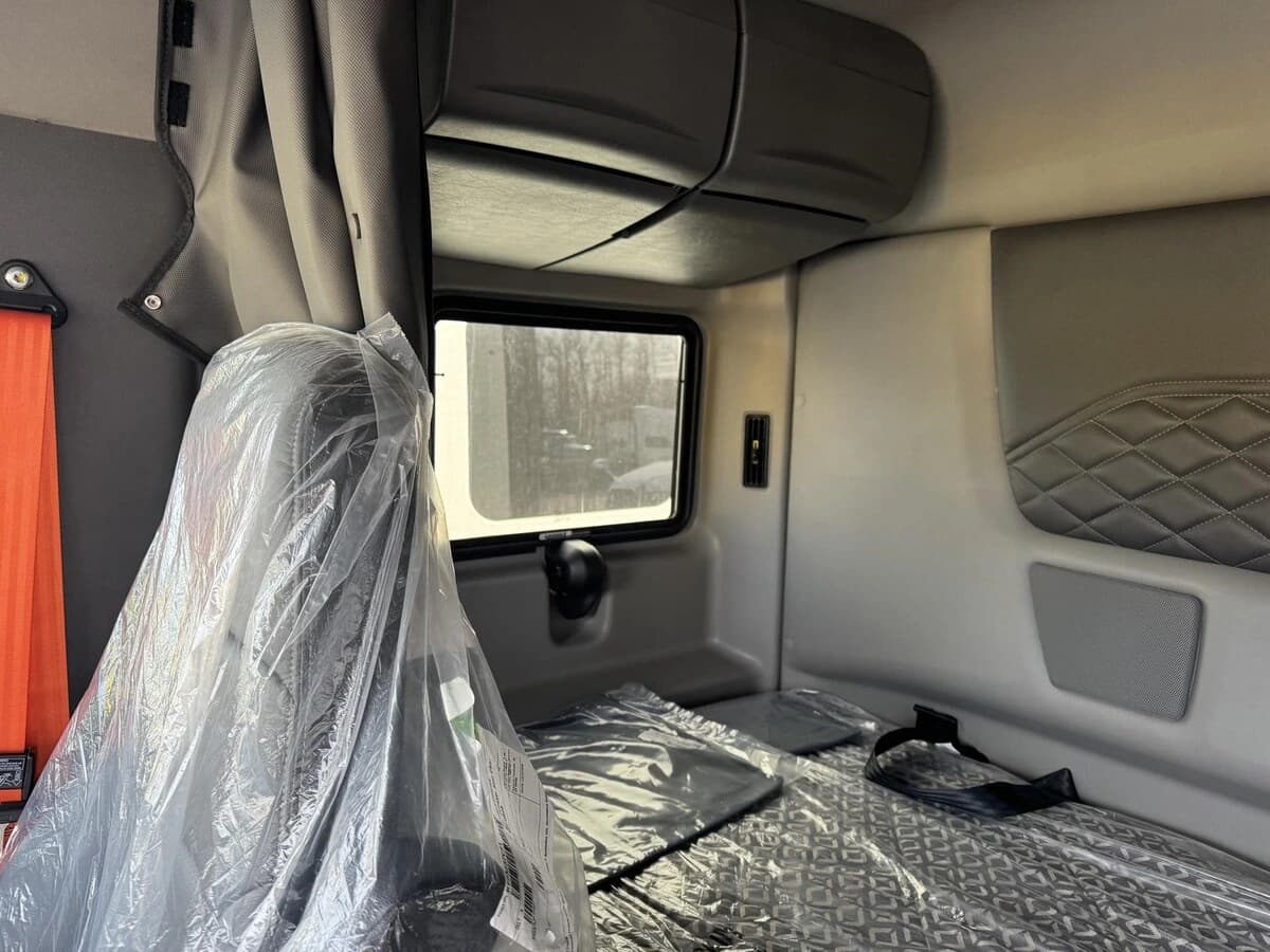 2025 International LT — photo 6