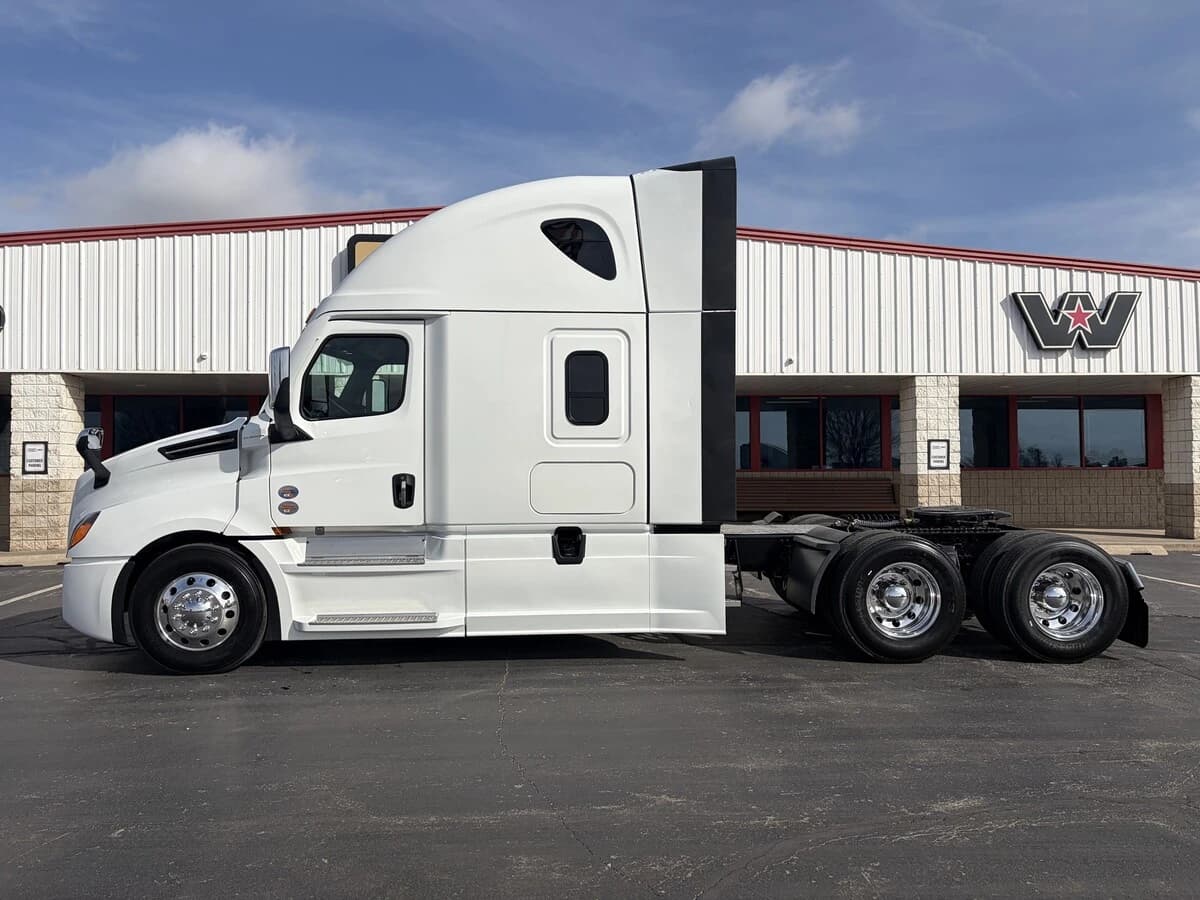 2027 Freightliner Cascadia — photo 2