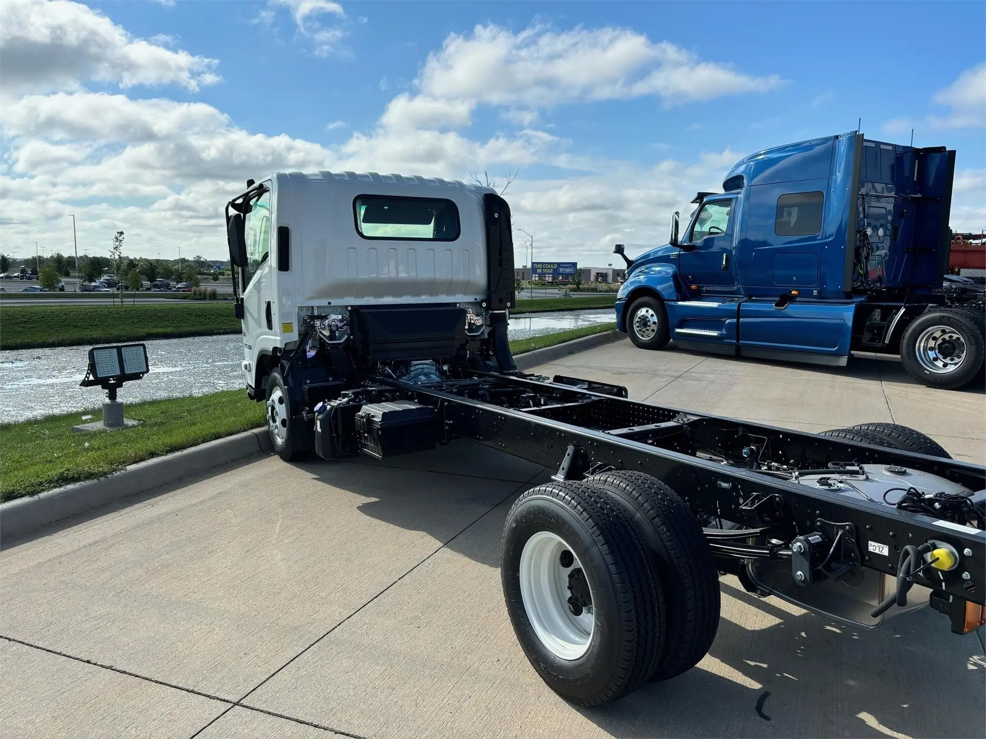 2025 Isuzu NPR — photo 7