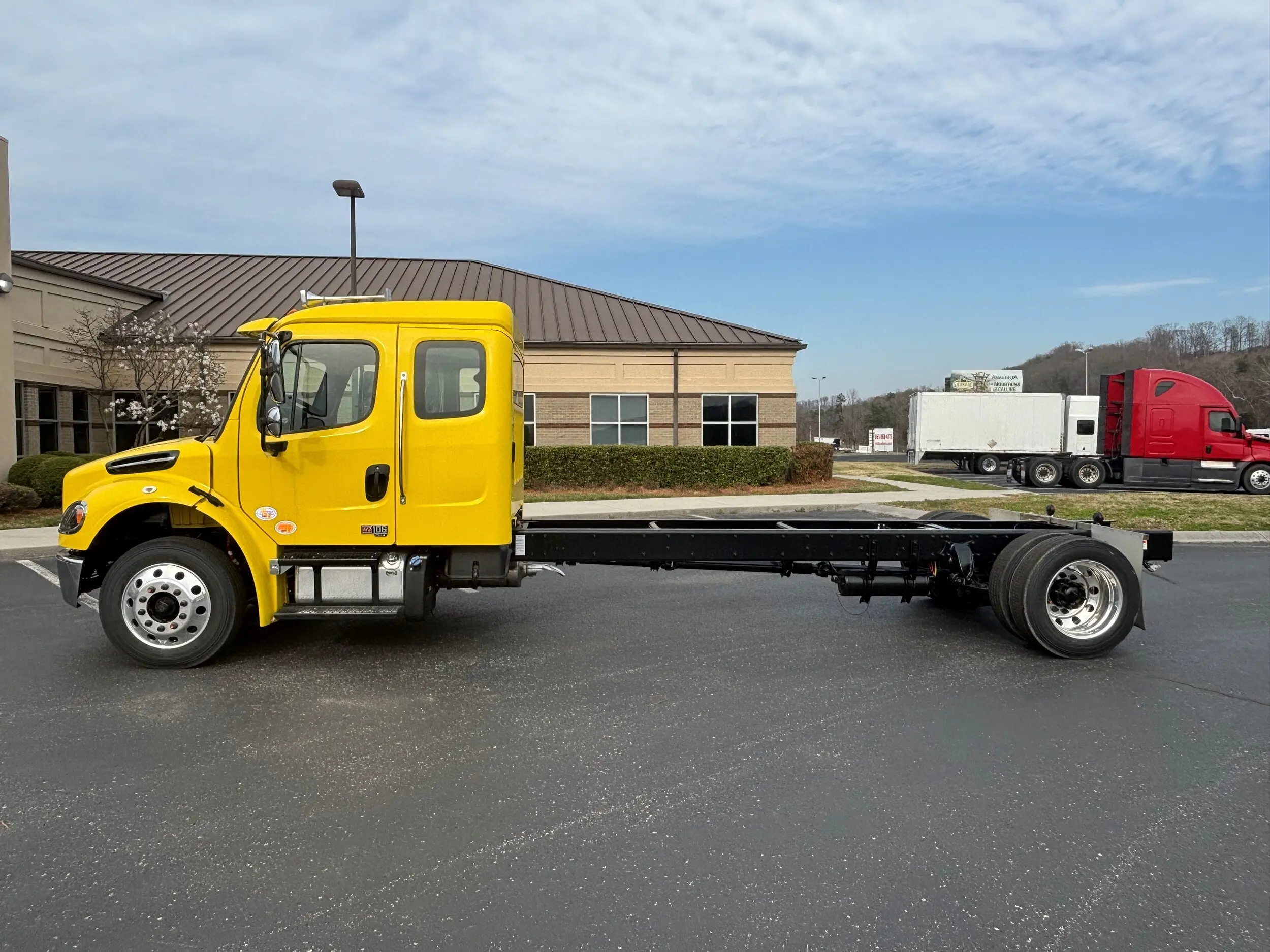 2025 Freightliner M2 106 — photo 8