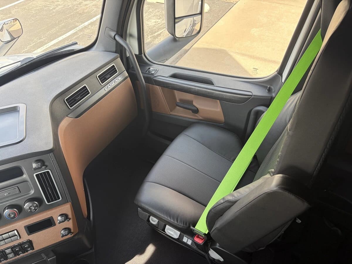 2027 Freightliner Cascadia — photo 14