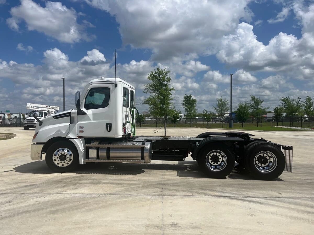 2027 Freightliner Cascadia — photo 8