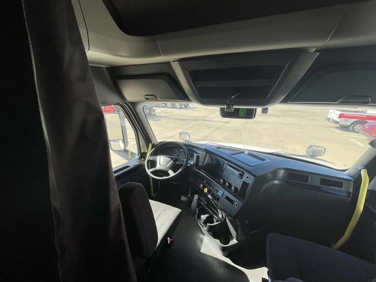 2024 Freightliner Cascadia — photo 39