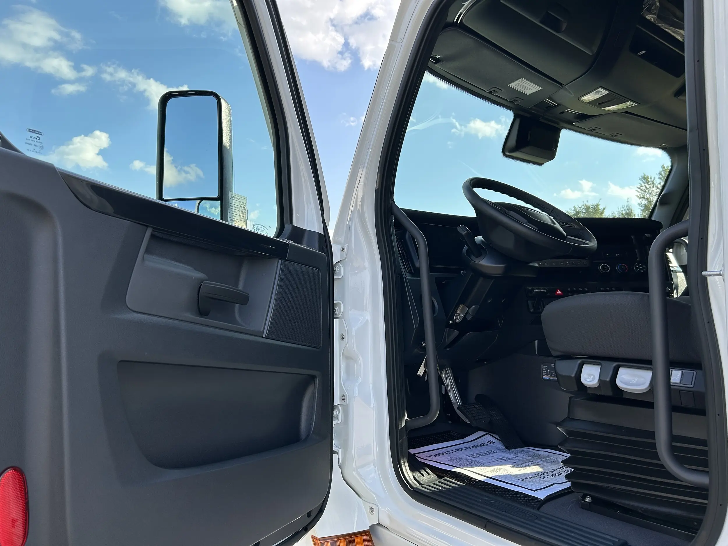 2026 Freightliner Cascadia — photo 9