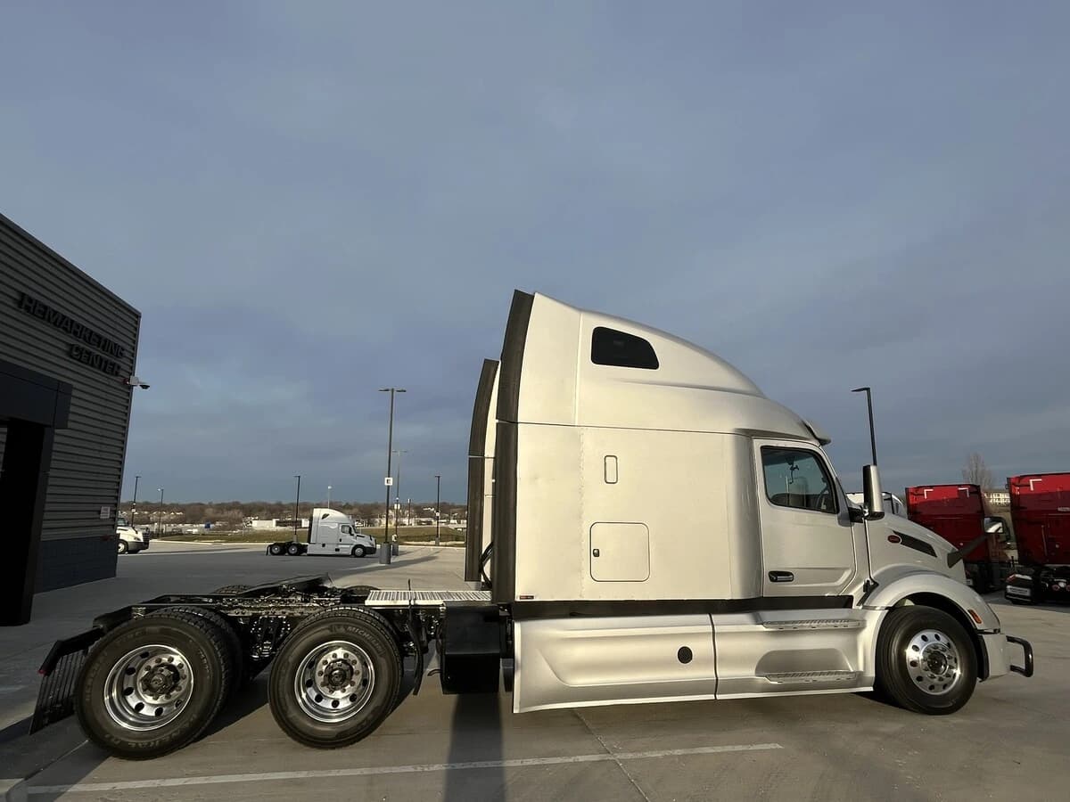 2023 Peterbilt 579 — photo 12