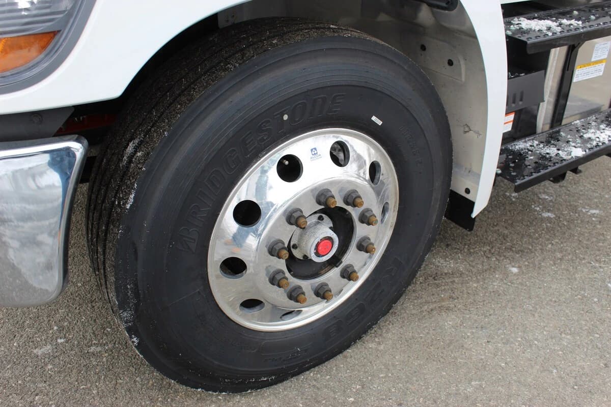 2025 Hino L7 — photo 9