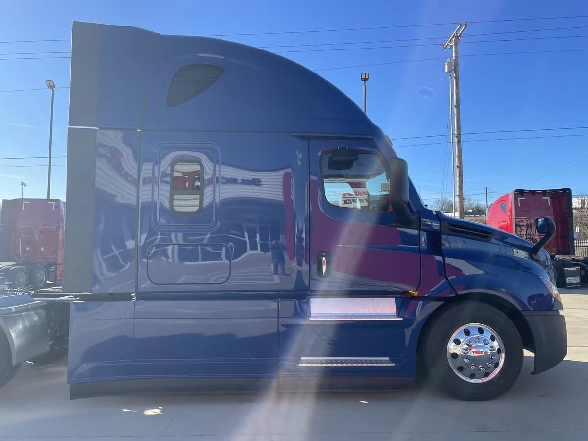 2023 Freightliner Cascadia — photo 4