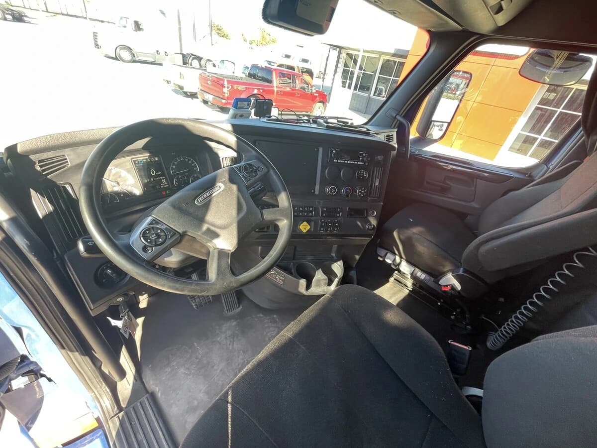 2023 Freightliner Cascadia — photo 17