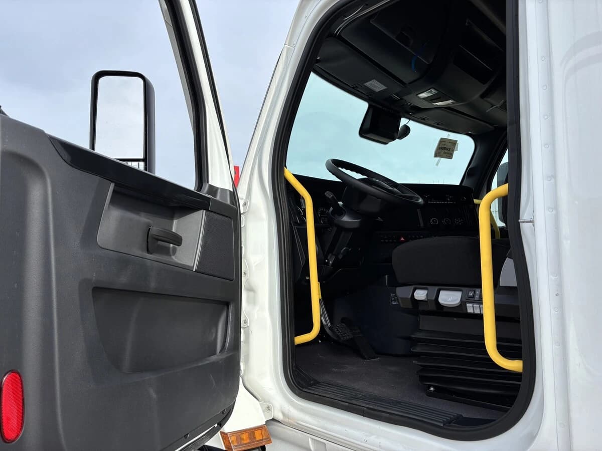 2026 Freightliner Cascadia — photo 7