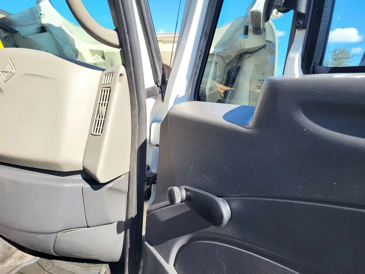 2010 International 4300 — photo 39