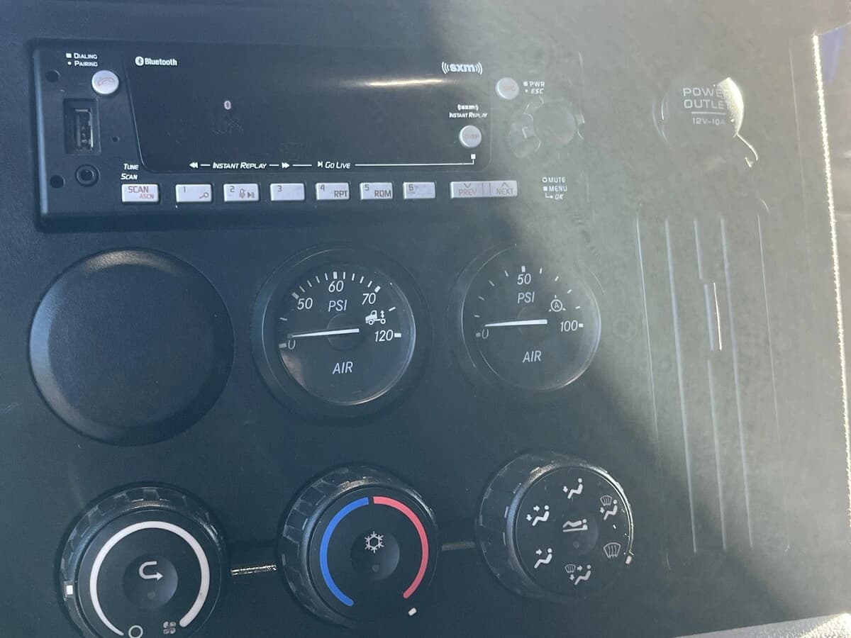 2022 Freightliner Cascadia — photo 28