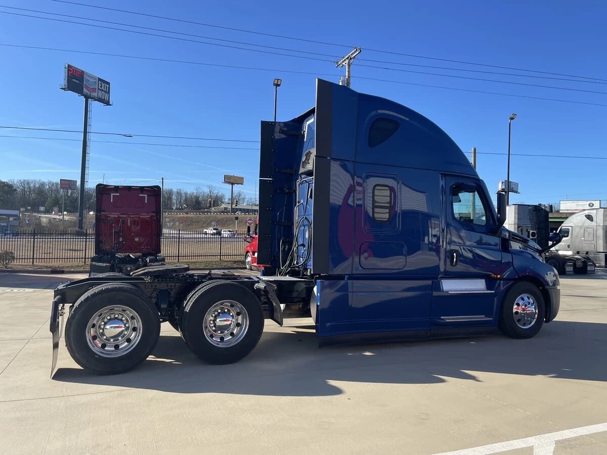 2023 Freightliner Cascadia — photo 5