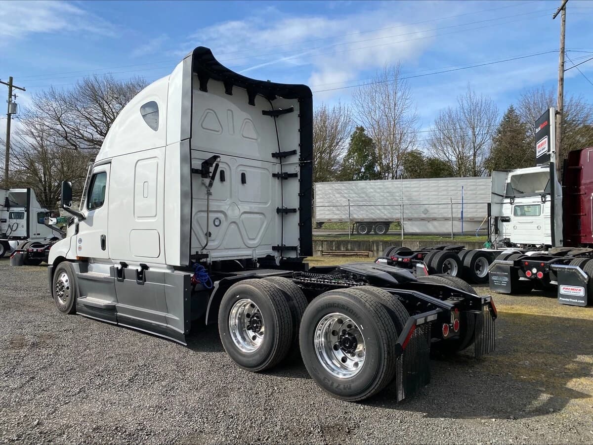 2026 Freightliner Cascadia — photo 3