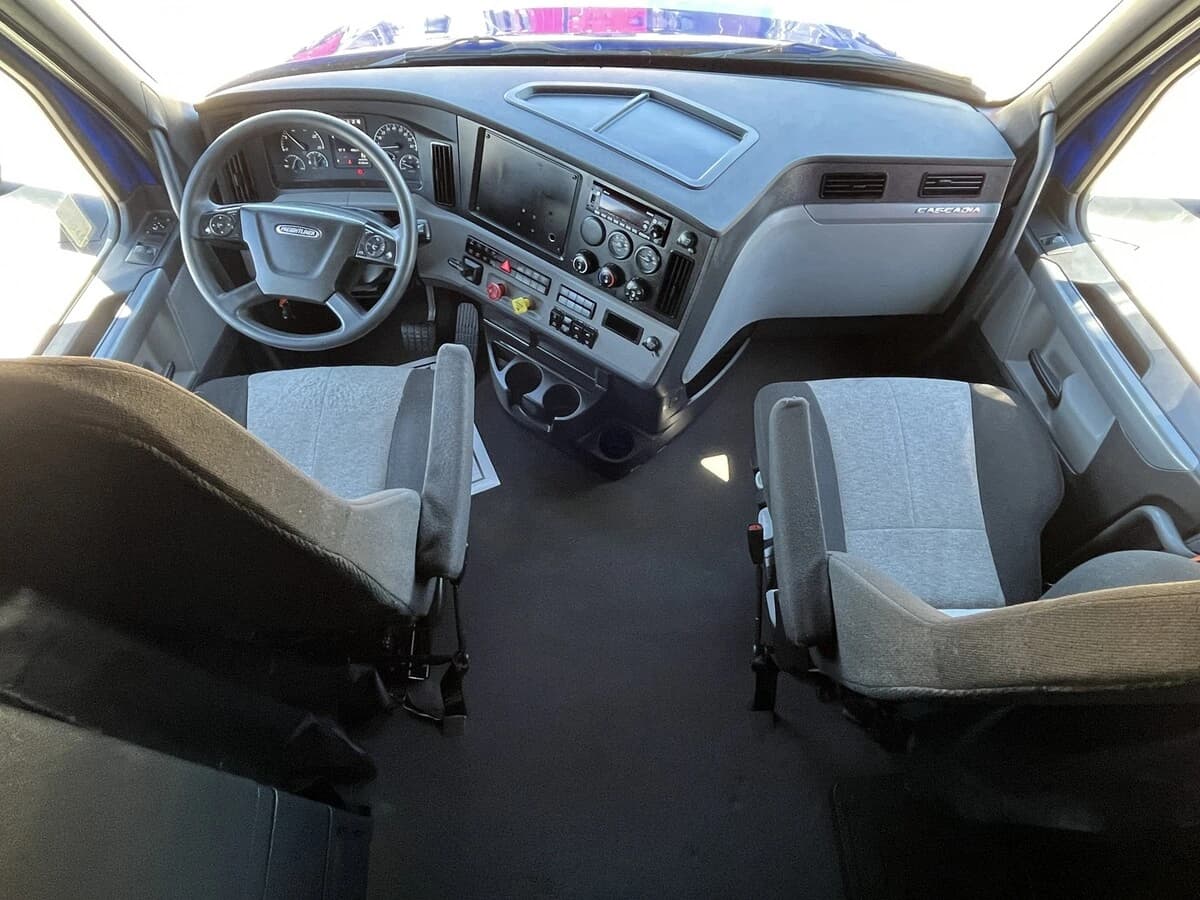 2022 Freightliner Cascadia — photo 31