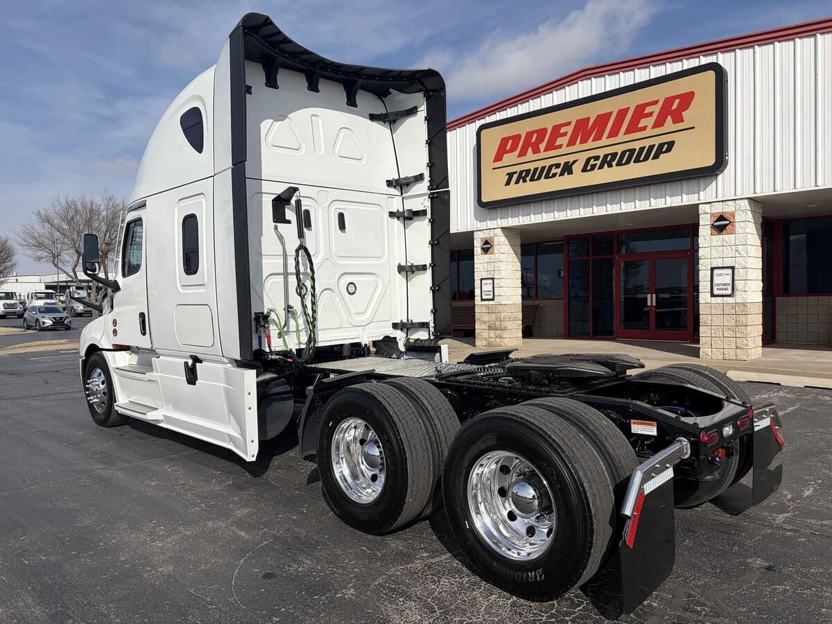 2027 Freightliner Cascadia — photo 3