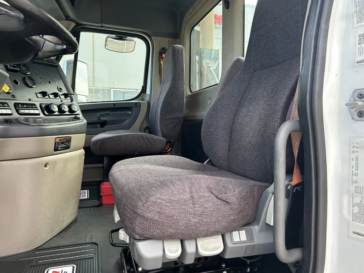 2016 Freightliner Cascadia — photo 16
