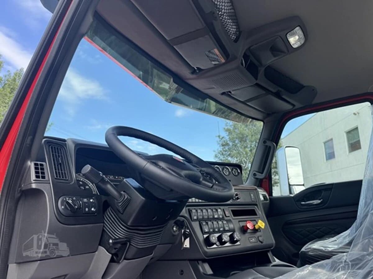 2026 International HX — photo 9