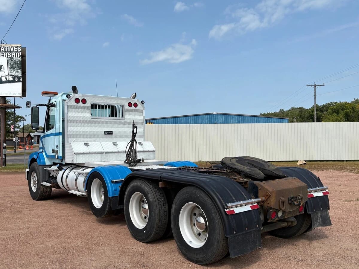 2017 Volvo VNL 860 — photo 2