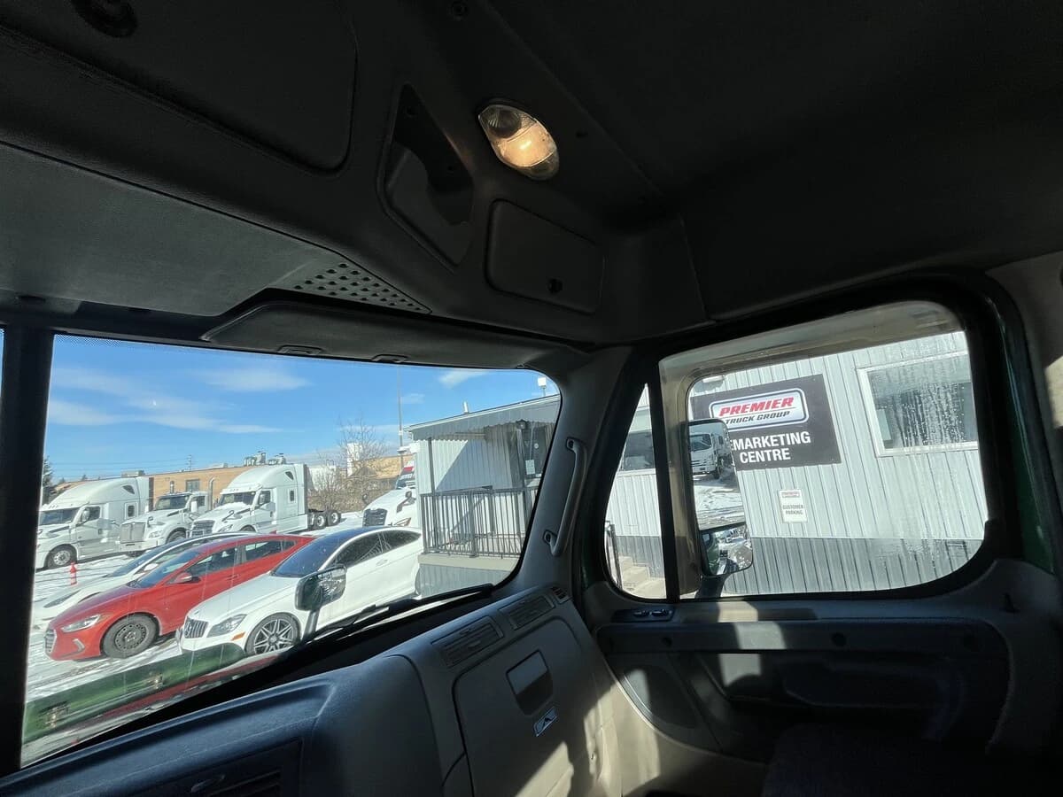 2012 Freightliner Cascadia — photo 33