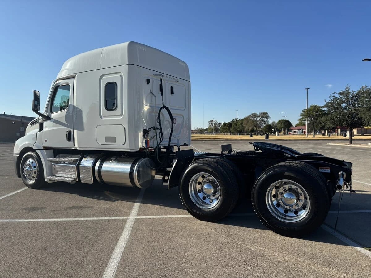 2026 Freightliner Cascadia — photo 3