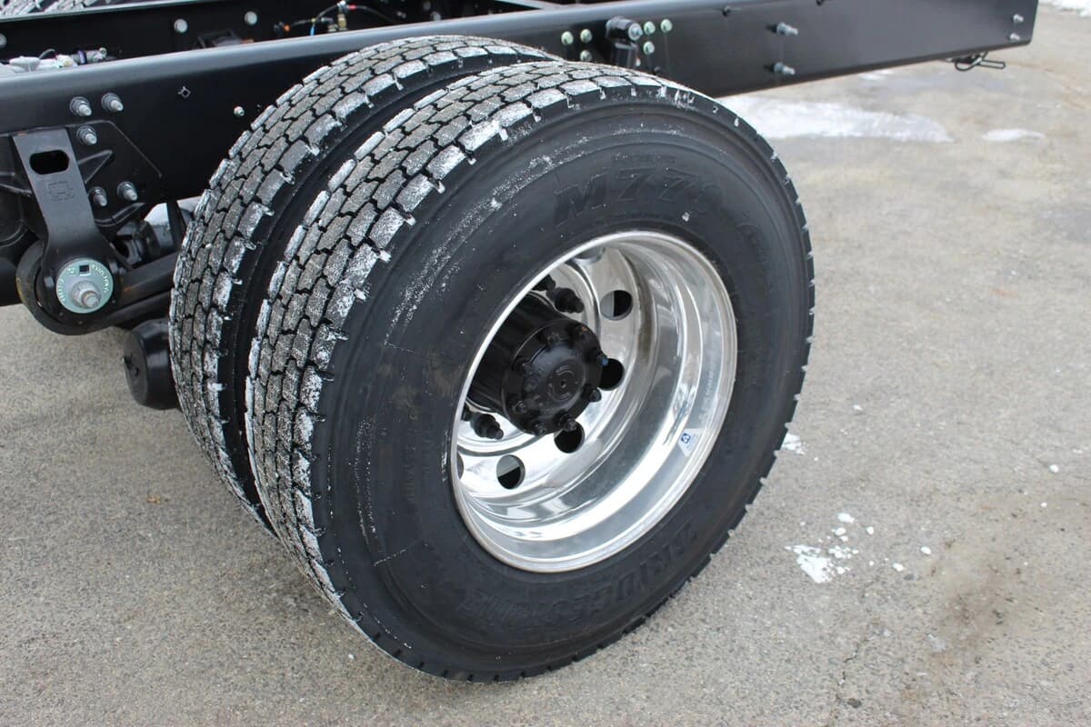 2025 Hino L7 — photo 10