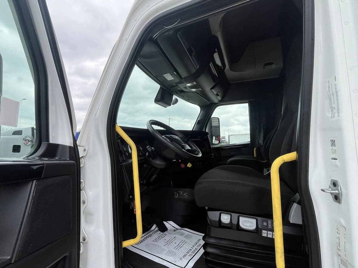 2021 Freightliner Cascadia — photo 10