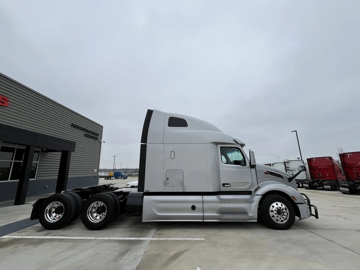 2023 Peterbilt 579 — photo 9