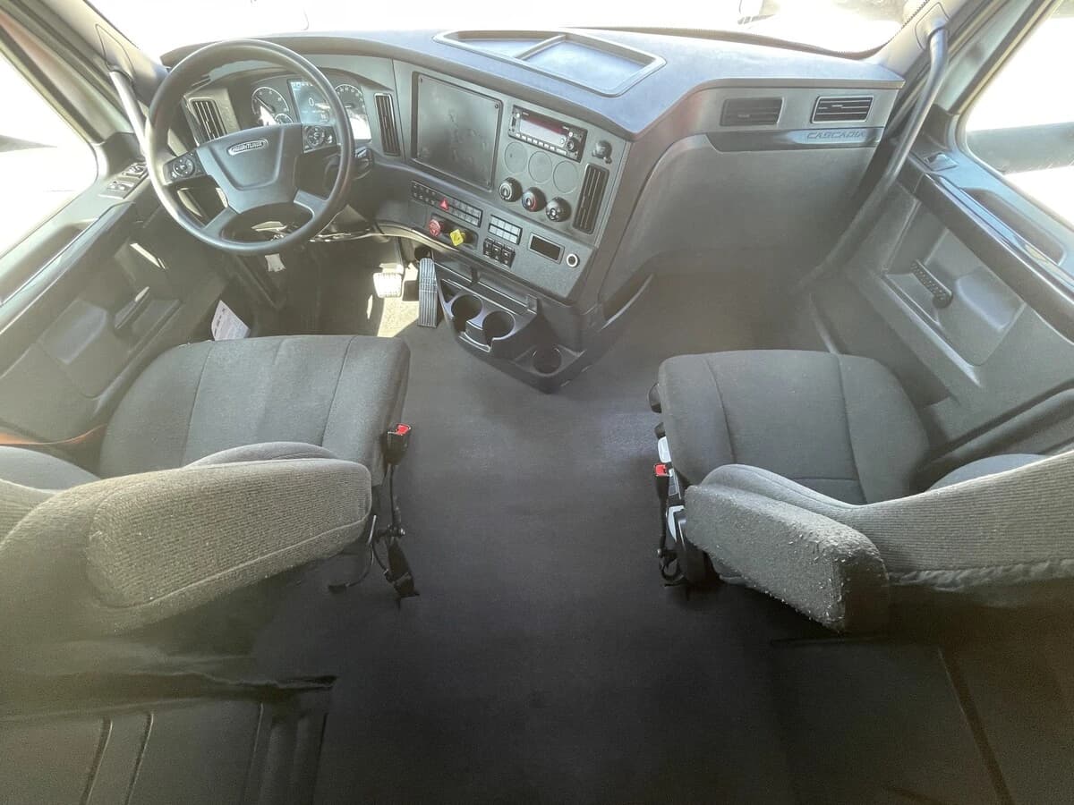 2023 Freightliner Cascadia — photo 31