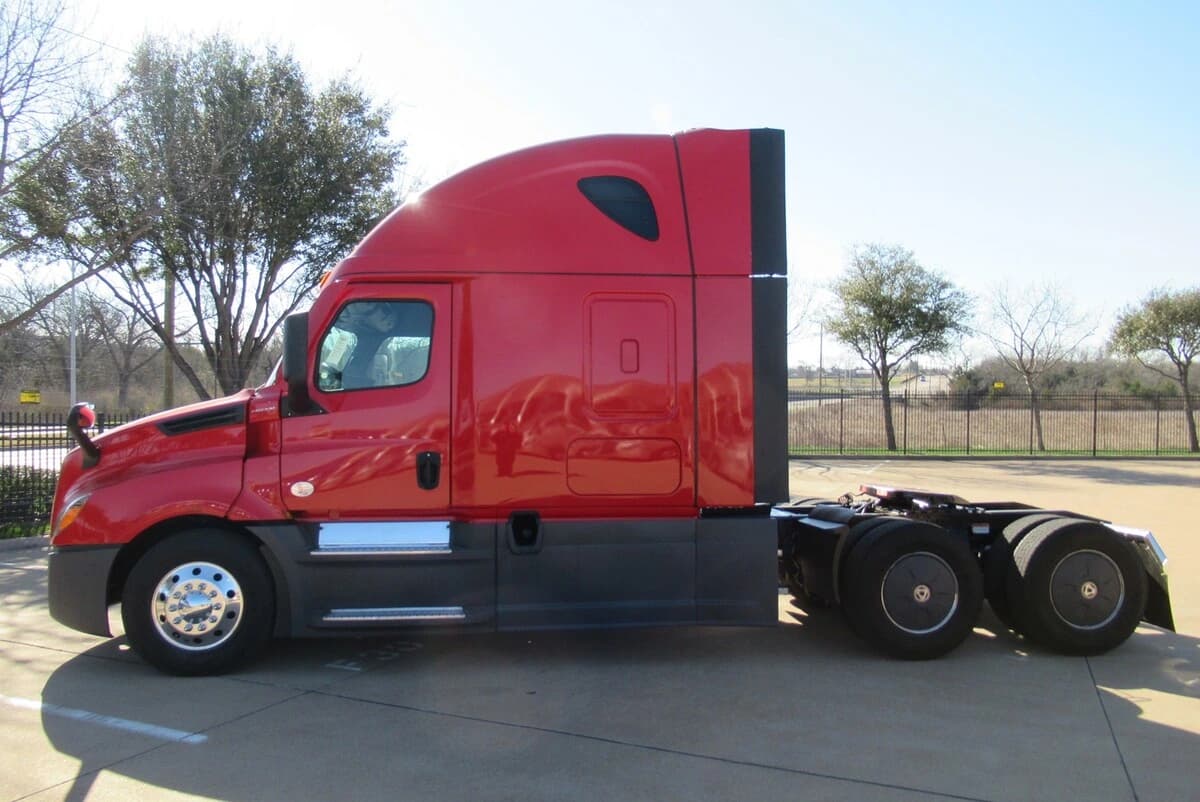 2023 Freightliner Cascadia — photo 6