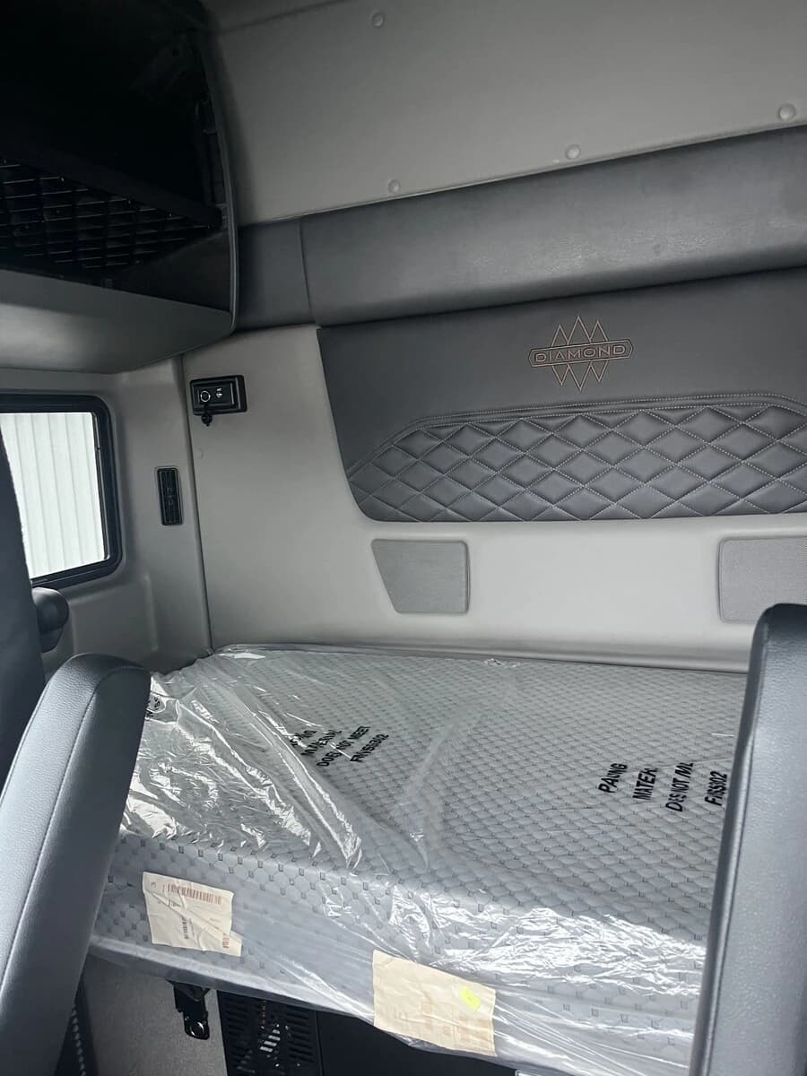 2025 International HX — photo 7