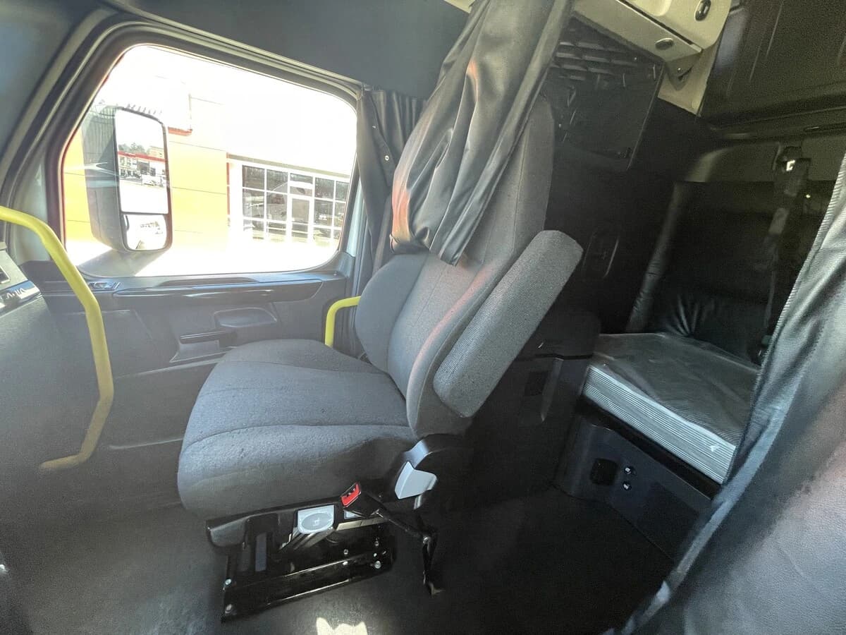 2024 Freightliner Cascadia — photo 30