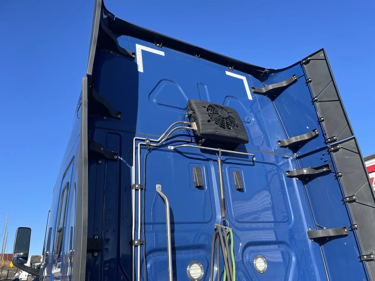 2023 Freightliner Cascadia — photo 10