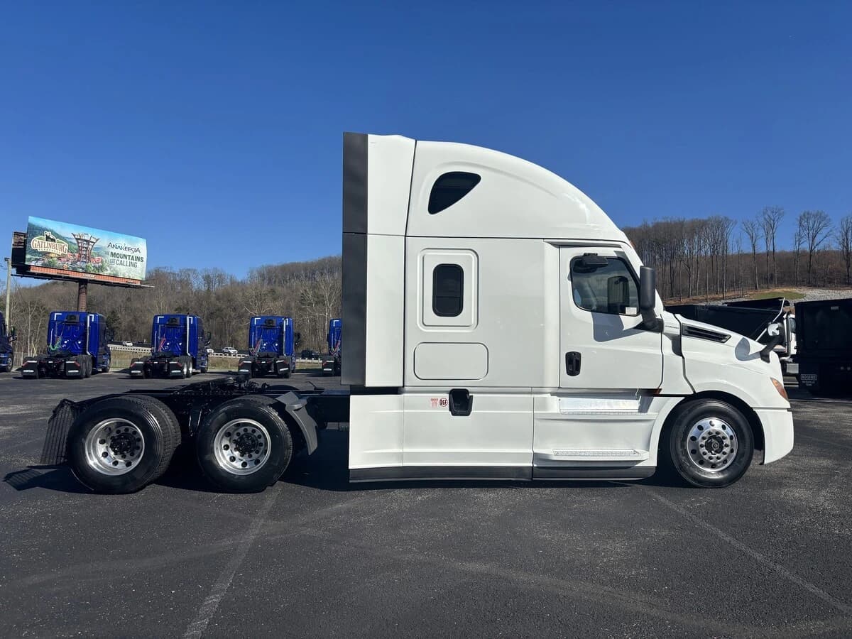 2021 Freightliner Cascadia — photo 8