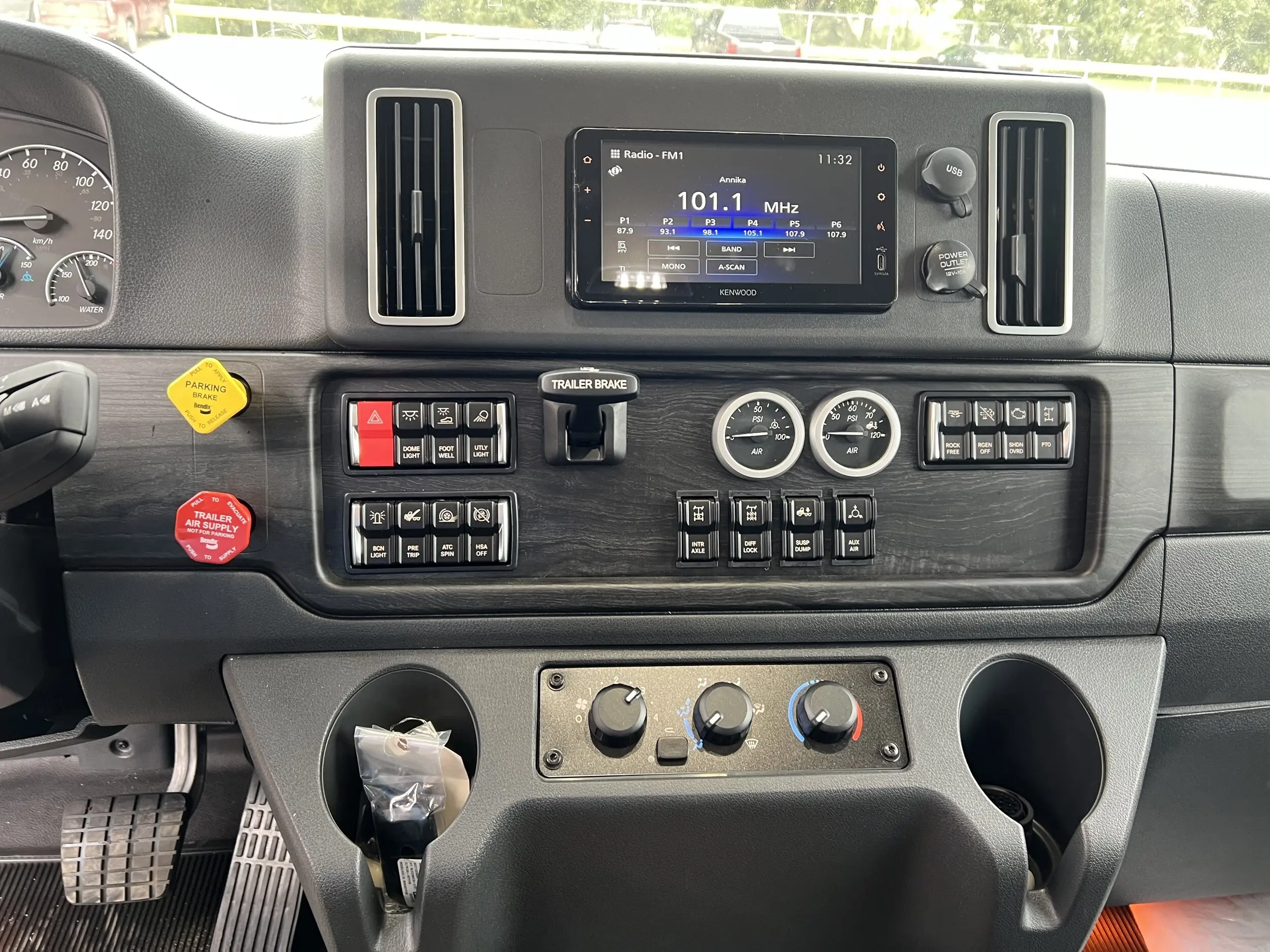 2026 Freightliner M2 112 — photo 8