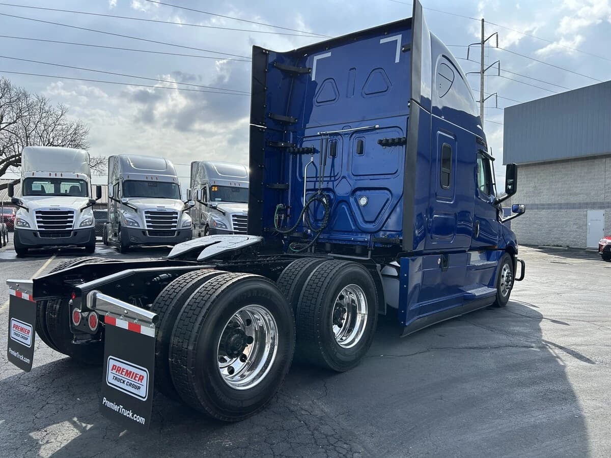 2023 Freightliner Cascadia — photo 4