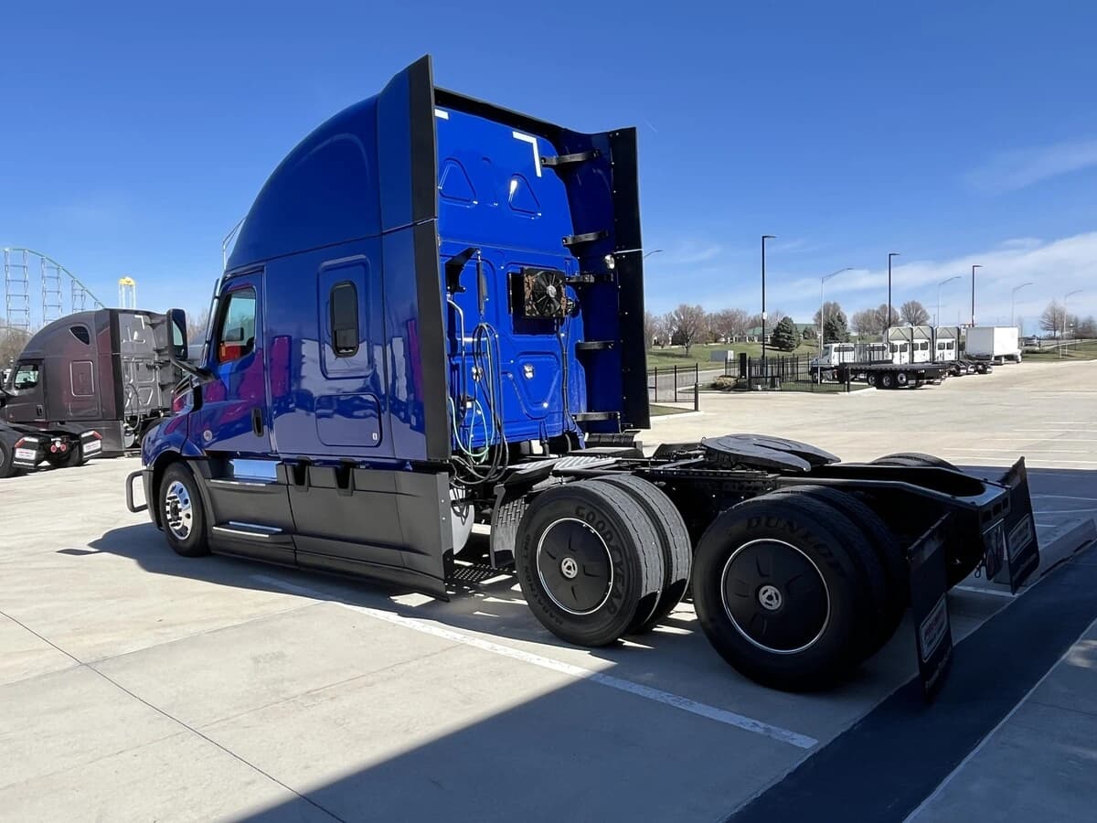 2022 Freightliner Cascadia — photo 2