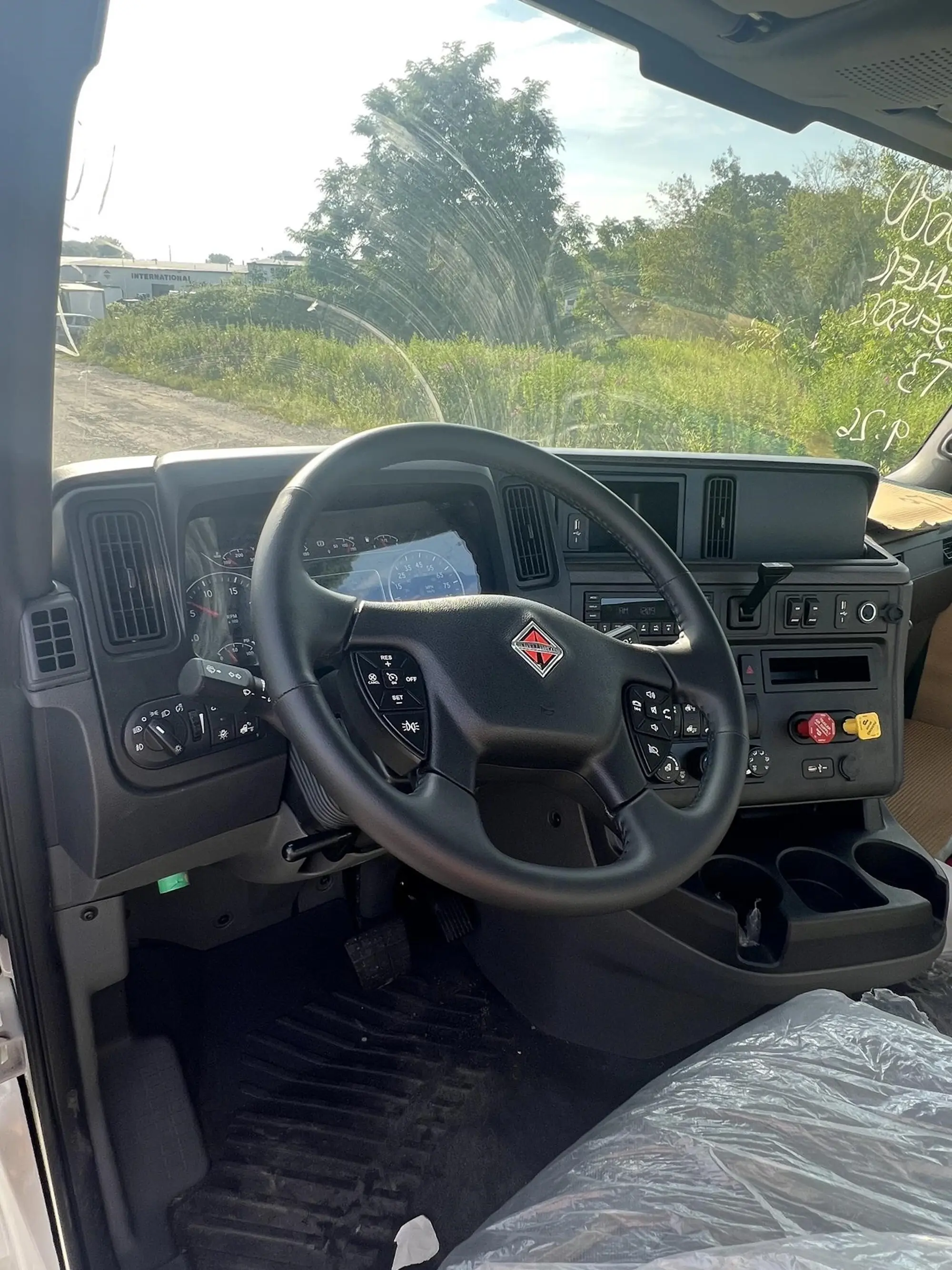 2025 International LT — photo 7
